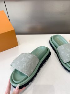 路易威登LV高仿鞋男女同款拖鞋绿色 超级好看