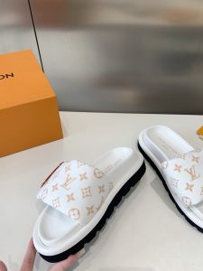 顶级路易威登一比一复刻专柜同步休闲拖鞋