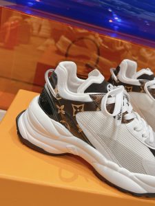 2024新品路易威登高仿專櫃同步女款時尚運動休閒鞋 白色