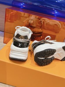 2024新品路易威登高仿專櫃同步女款時尚運動休閒鞋 白色