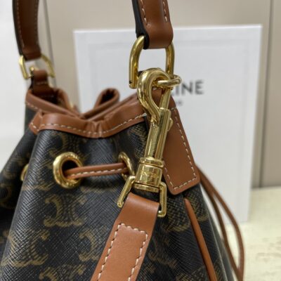 複刻高仿名牌包Celine賽琳包包 CLARA標誌印花牛皮革手袋