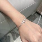 經過設計一比一復刻專櫃同步Tiffany蒂芙尼銀色手鐲