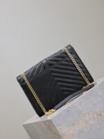 高端複刻YSL聖羅蘭包包 Envelope粒面絎縫皮革中型信封袋 黑色金扣V紋