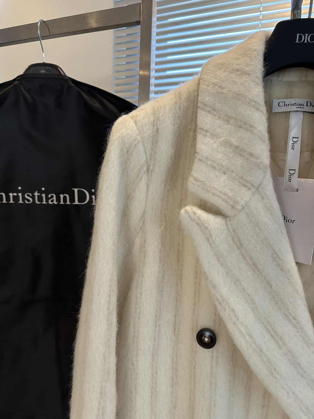 香港奢侈品顶级高仿DIOR衣服时尚马海毛羊毛大衣很帅气的卡其色
