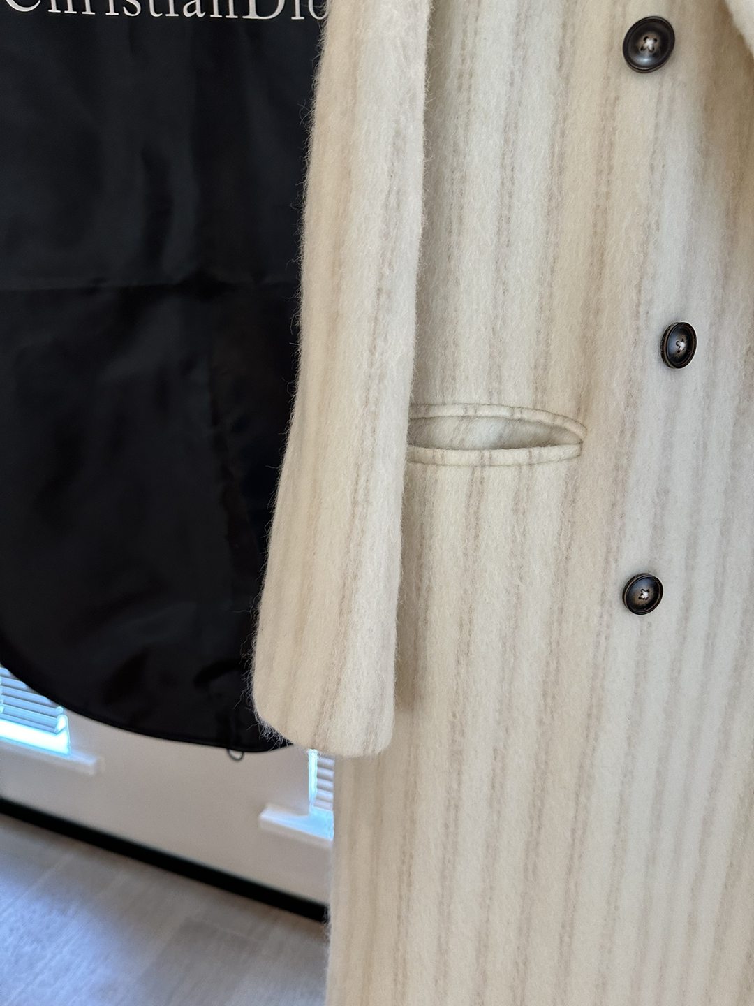 香港奢侈品顶级高仿DIOR衣服时尚马海毛羊毛大衣很帅气的卡其色