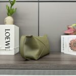 loewe羅意威高仿包包 亮面牛皮革 Puzzle Fold pouch手袋 緑色