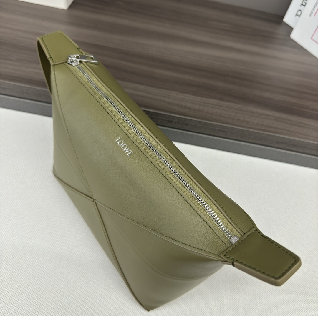loewe羅意威高仿包包 亮面牛皮革 Puzzle Fold pouch手袋 緑色