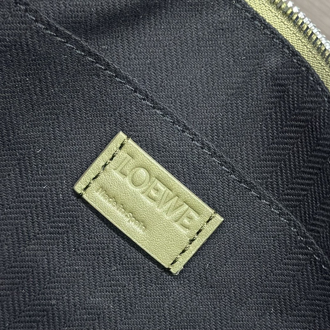 loewe羅意威高仿包包 亮面牛皮革 Puzzle Fold pouch手袋 緑色