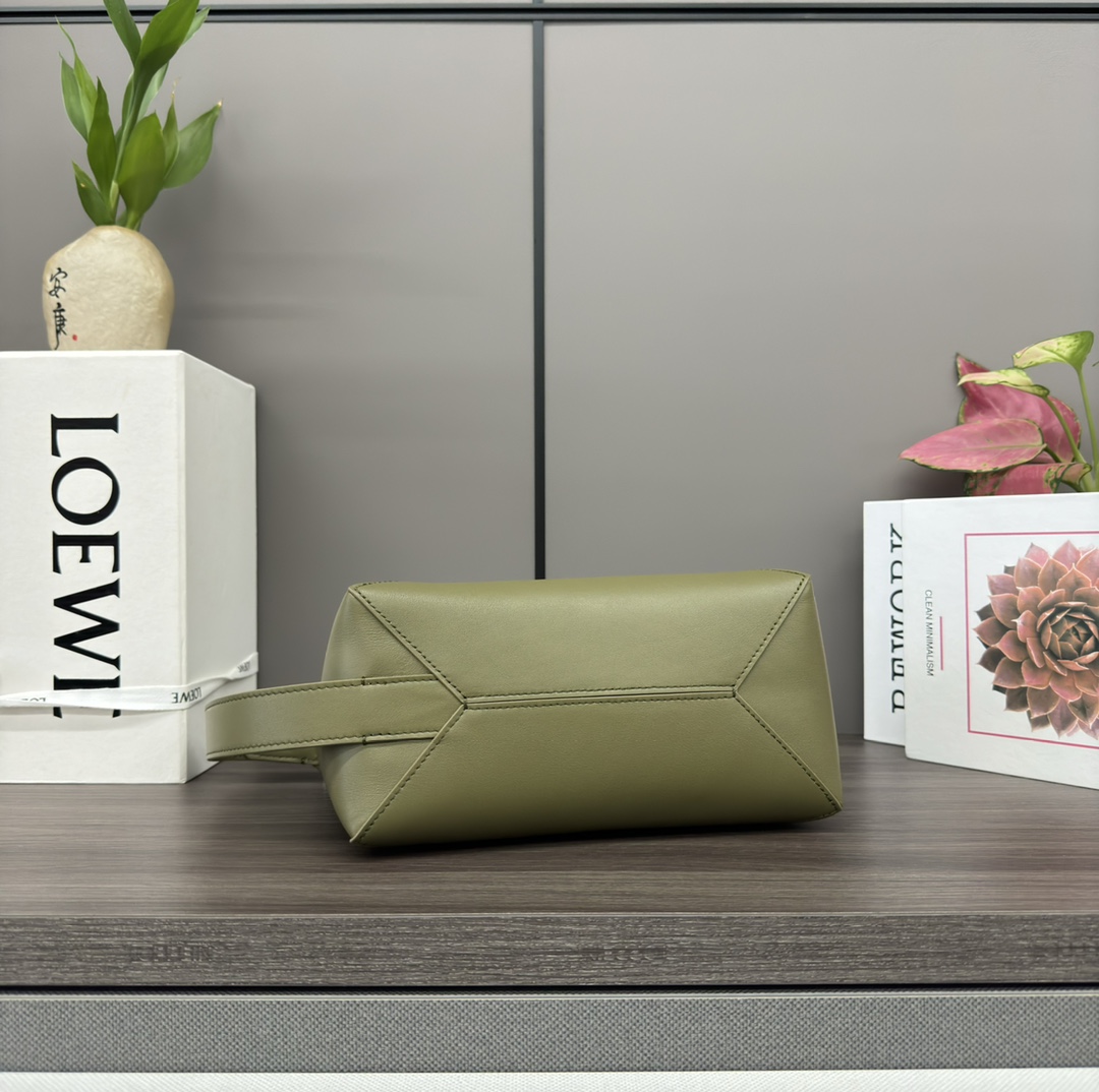 loewe羅意威高仿包包 亮面牛皮革 Puzzle Fold pouch手袋 緑色