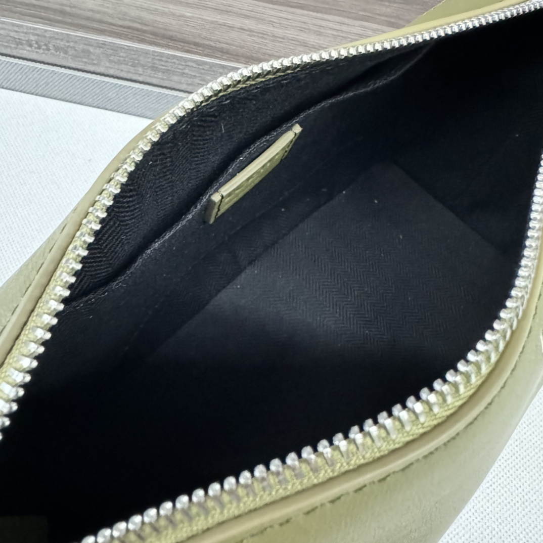loewe羅意威高仿包包 亮面牛皮革 Puzzle Fold pouch手袋 緑色