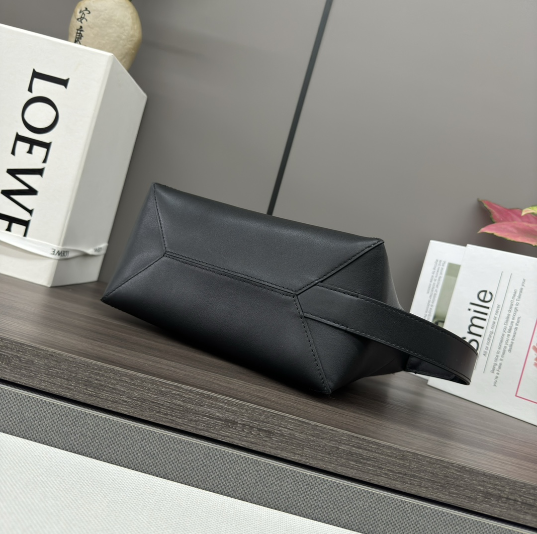 loewe羅意威高仿包包 亮面牛皮革 Puzzle Fold pouch手袋 黑色