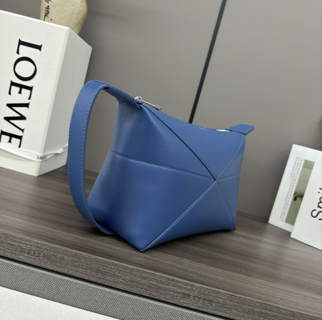 loewe羅意威高仿包包 亮面牛皮革 Puzzle Fold pouch手袋 藍色