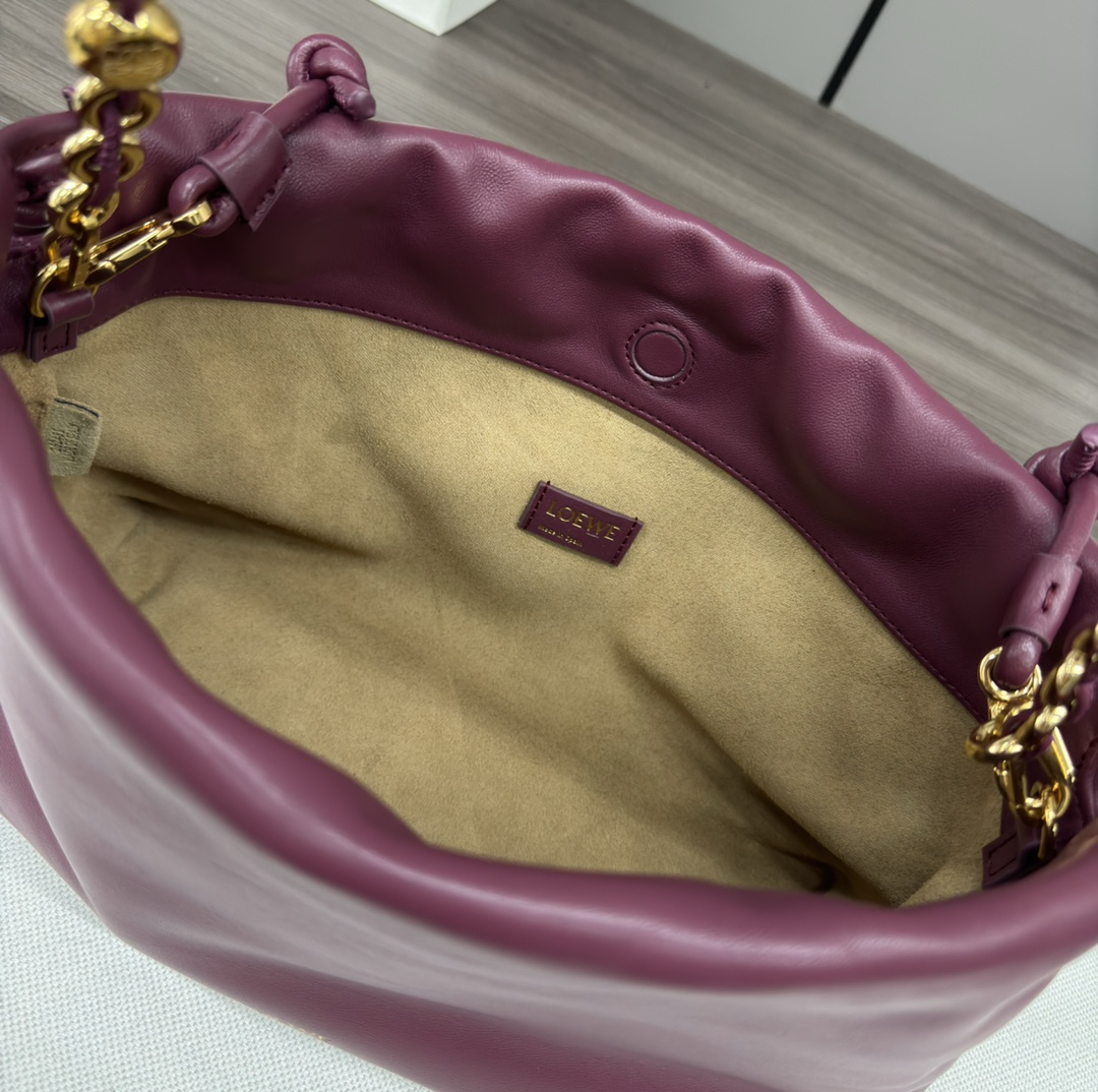 高仿loewe羅意威包包 中號柔軟納帕羊皮革 Flamenco Purse 手拿包 緋紅