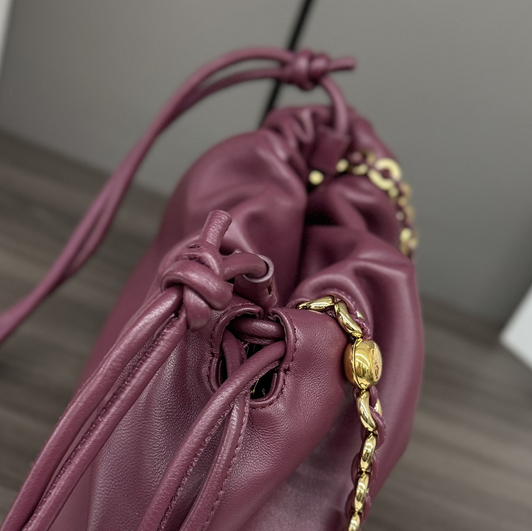 高仿loewe羅意威包包 中號柔軟納帕羊皮革 Flamenco Purse 手拿包 緋紅