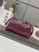 高仿loewe羅意威包包 中號柔軟納帕羊皮革 Flamenco Purse 手拿包 緋紅