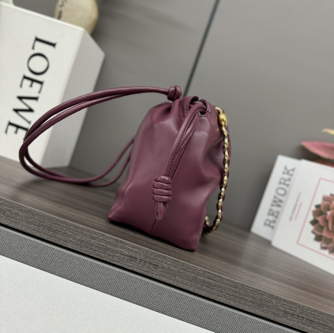 高仿loewe羅意威包包 中號柔軟納帕羊皮革 Flamenco Purse 手拿包 緋紅