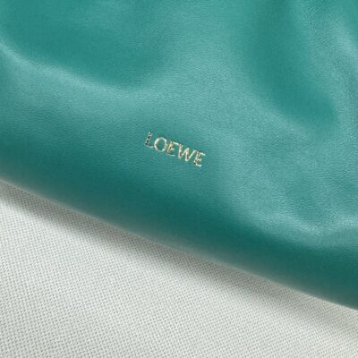高仿loewe羅意威包包 中號柔軟納帕羊皮革 Flamenco Purse 手拿包 翡翠綠