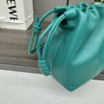 高仿loewe羅意威包包 中號柔軟納帕羊皮革 Flamenco Purse 手拿包 翡翠綠