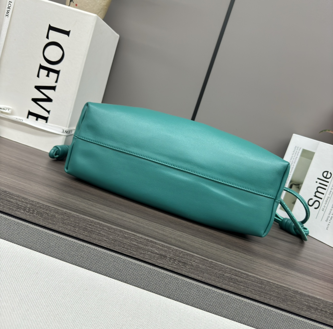高仿loewe羅意威包包 中號柔軟納帕羊皮革 Flamenco Purse 手拿包 翡翠綠