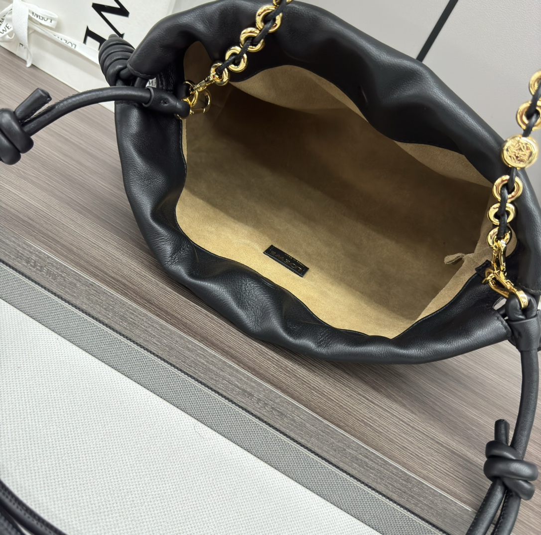 高仿loewe羅意威包包 中號柔軟納帕羊皮革 Flamenco Purse 手拿包 黑