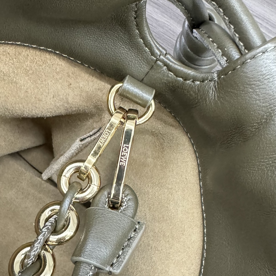 高仿loewe羅意威包包 中號柔軟納帕羊皮革 Flamenco Purse 卡其綠