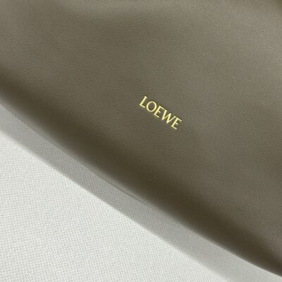 高仿loewe羅意威包包 中號柔軟納帕羊皮革 Flamenco Purse 卡其綠