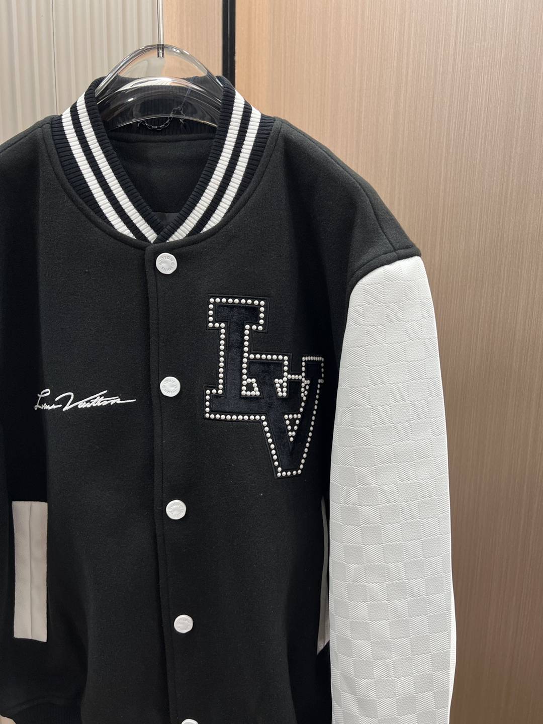 高仿LV路易威登刺繡2024新品品真皮接駁男裝夾克棒球領運動衫