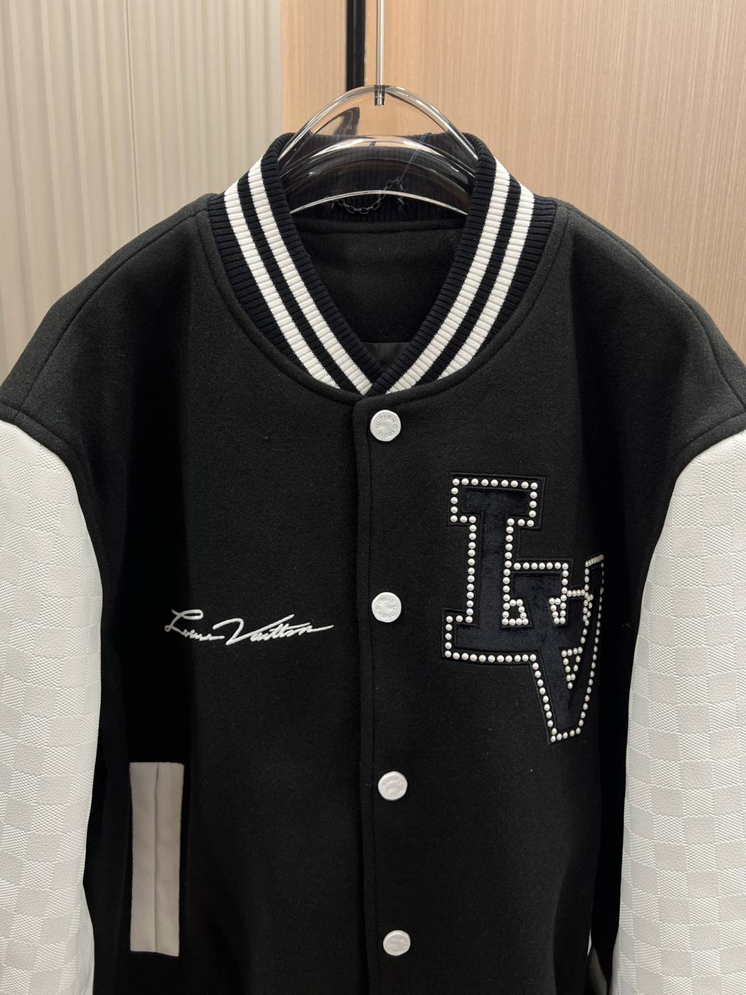 高仿LV路易威登刺繡2024新品品真皮接駁男裝夾克棒球領運動衫