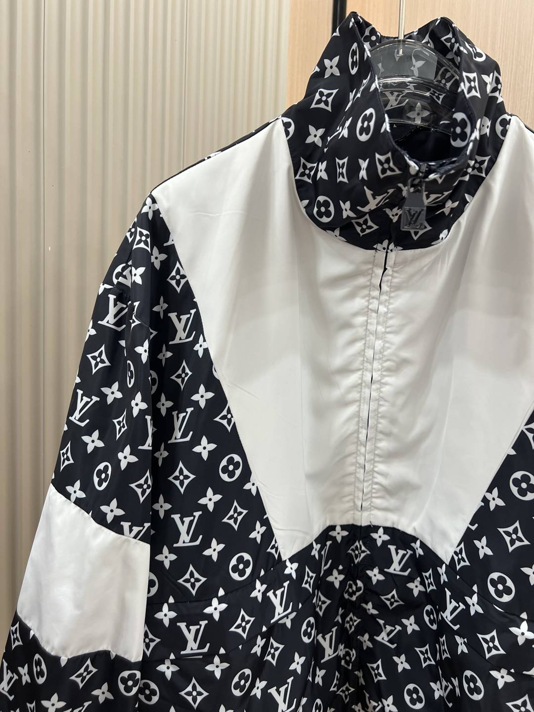 lv路易威登高仿男裝專櫃同步衣服立領夾克外套