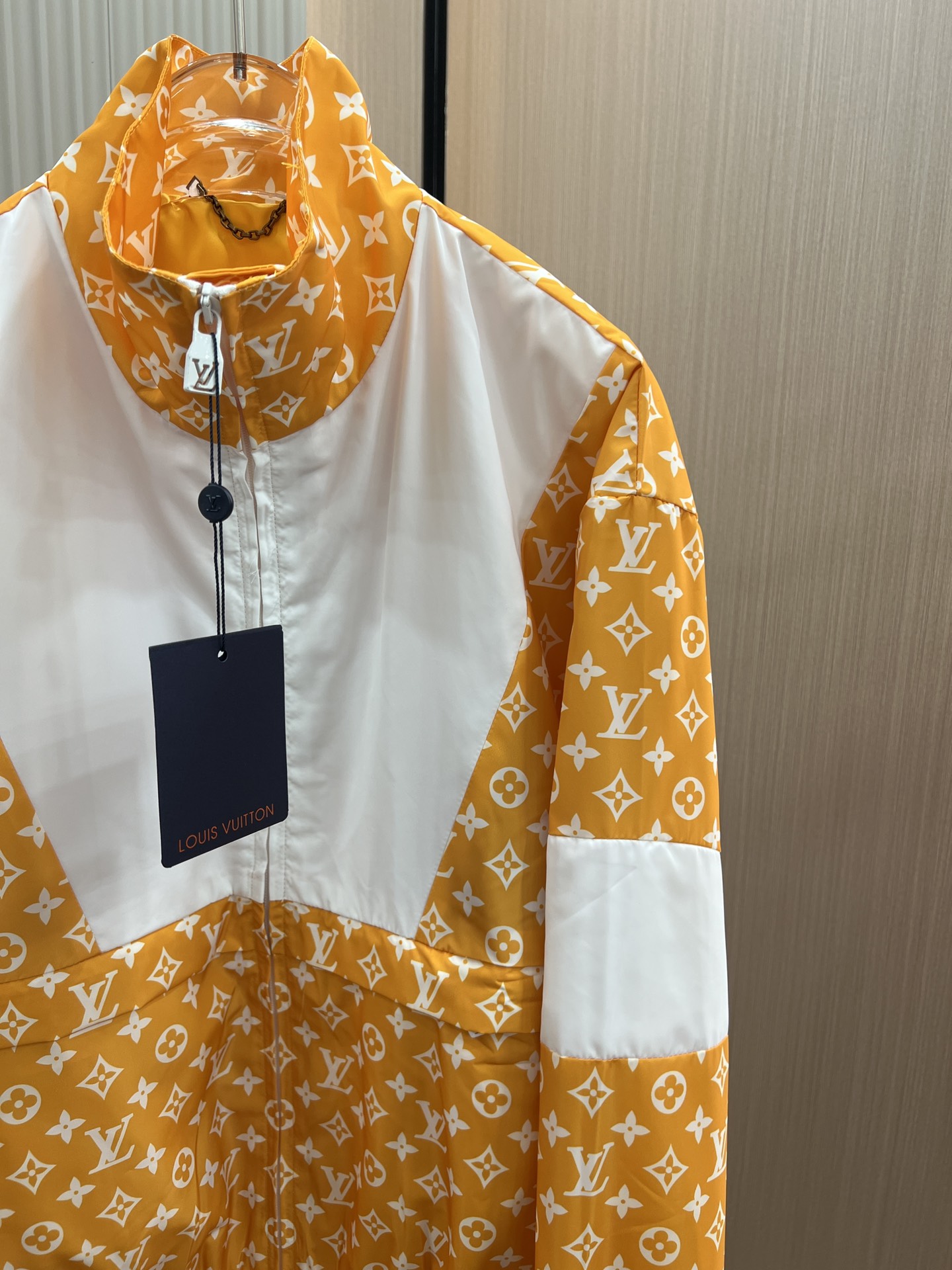 lv頂級奢侈品路易威登2024新品連帽夾克接駁外套高仿衣服