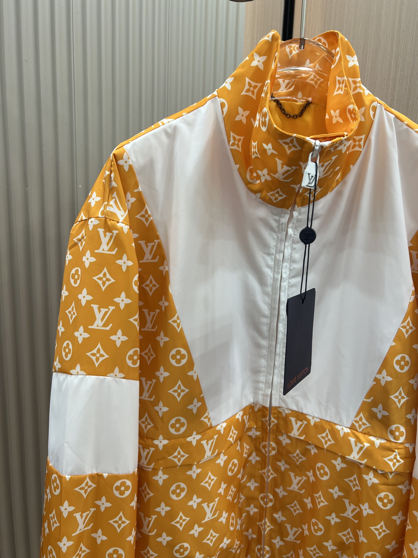 lv頂級奢侈品路易威登2024新品連帽夾克接駁外套高仿衣服