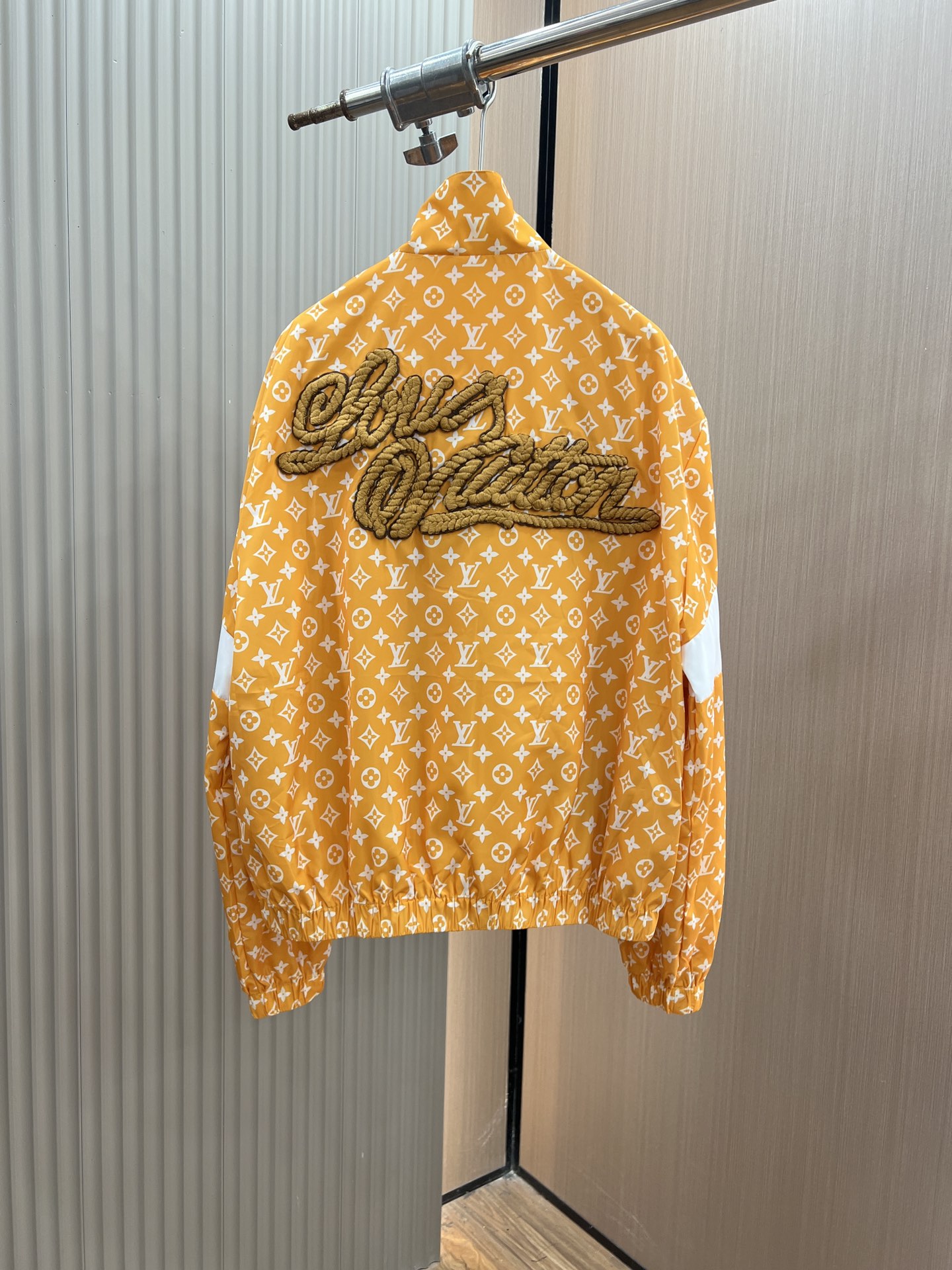 lv頂級奢侈品路易威登2024新品連帽夾克接駁外套高仿衣服
