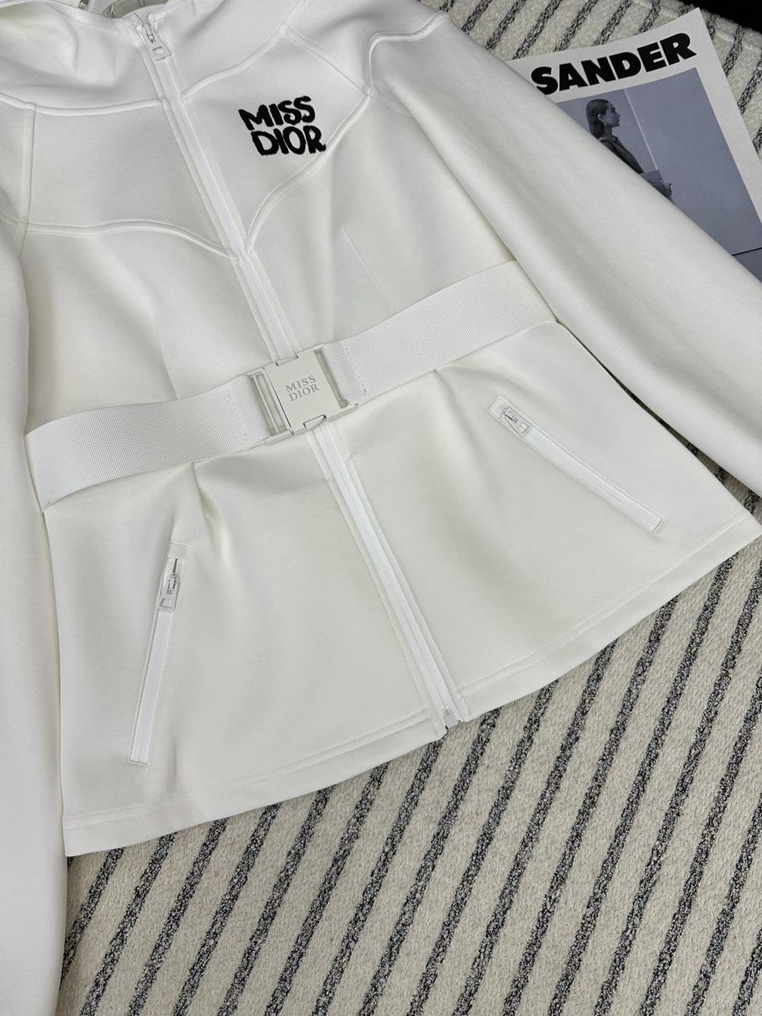 一比一頂級原單DIOR迪奧秋冬新品衣服女款連帽夾克薄外套白色