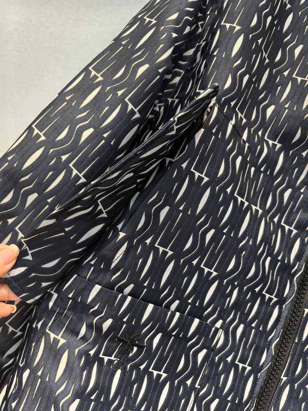 2024高仿新品獨特印花連帽休閒時尚外套DIOR衣服