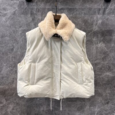 高仿羅意威24FW秋冬新款皮扣拼接羊羔毛馬甲女白色