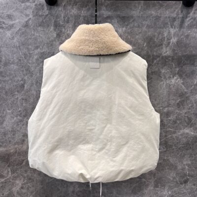 高仿羅意威24FW秋冬新款皮扣拼接羊羔毛馬甲女白色