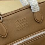 高仿精品MIUMIU繆繆Adventure Nappa羊皮革手提包棕色5BB159