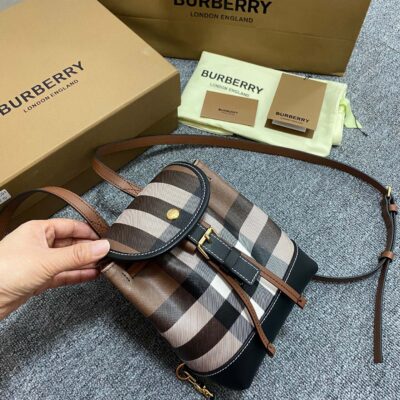 burberry巴寶莉高仿網站新品原樺木棕格迷你雙肩包