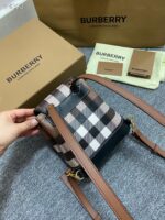 burberry巴寶莉高仿網站新品原樺木棕格迷你雙肩包