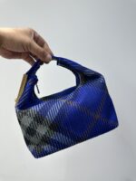 burberry巴寶莉高仿網站新品女士peg格纹针织手提饭盒包腋下包