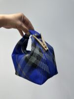 burberry巴寶莉高仿網站新品女士peg格纹针织手提饭盒包腋下包