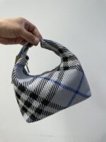 burberry巴寶莉原單新品銀灰色女士peg格纹针织手提饭盒包腋下包