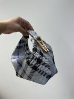 burberry巴寶莉原單新品銀灰色女士peg格纹针织手提饭盒包腋下包