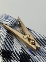 burberry巴寶莉原單新品銀灰色女士peg格纹针织手提饭盒包腋下包