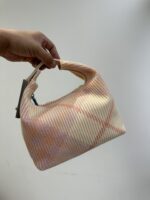 burberry巴寶莉高仿精品新品粉色女士peg格纹针织手提饭盒包腋下包