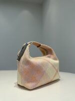burberry巴寶莉高仿精品新品粉色女士peg格纹针织手提饭盒包腋下包