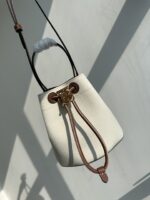burberry巴寶莉高仿精品樺木棕系列帆布TB金屬水桶包