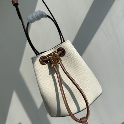 burberry巴寶莉高仿精品樺木棕系列帆布TB金屬水桶包