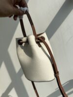 burberry巴寶莉高仿精品樺木棕系列帆布TB金屬水桶包
