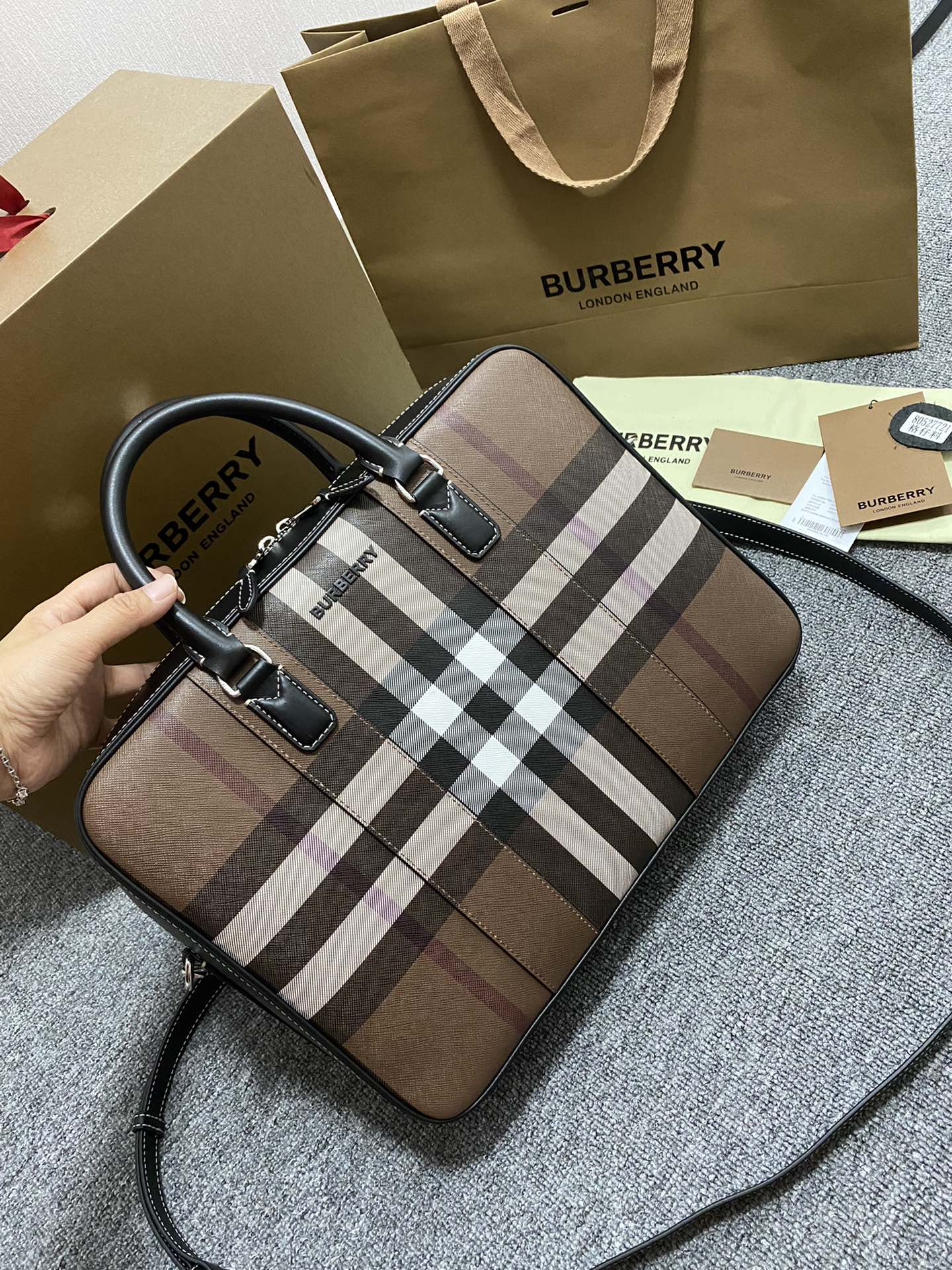 burberry巴寶莉原單採用格紋與義大利鞣制皮革打造 手提包 公文包 斜挎包公事包